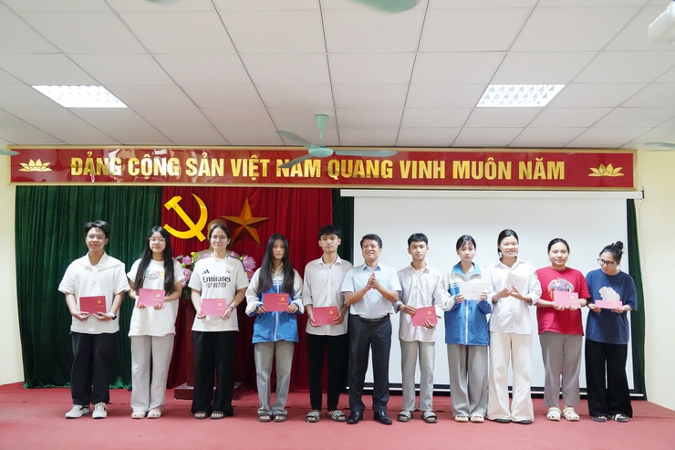 Bế giảng lớp Bồi dưỡng nhận thức về Đảng cho học sinh THPT năm 2026- Ảnh 15.