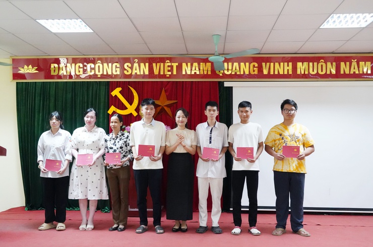 Bế giảng lớp Bồi dưỡng nhận thức về Đảng cho học sinh THPT năm 2026- Ảnh 16.