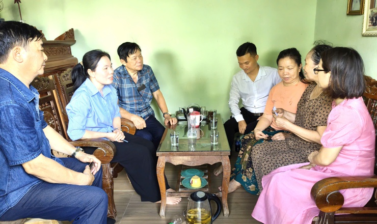 Nhóm “Vòng tay yêu thương” trao quà cho các gia đình có hoàn cảnh khó khăn tại thôn Tân Phú- Ảnh 1.