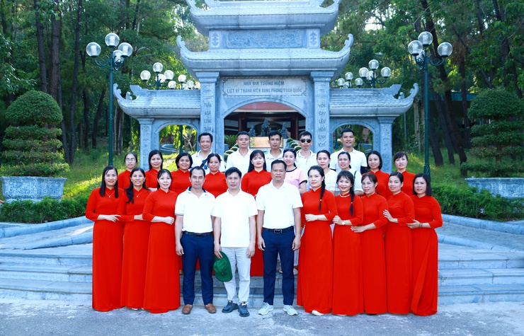 HÀNH TRÌNH VỀ NGUỒN, TIẾP LỬA TRUYỀN THỐNG,  GẮN KẾT TÌNH ĐỒNG NGHIỆP CỦA HAI TRƯỜNG TIỂU HỌC HỢP THANH B VÀ TRƯỜNG THCS HỢP THANH ( XÃ MỸ ĐỨC = TP HÀ NỘI)- Ảnh 9.