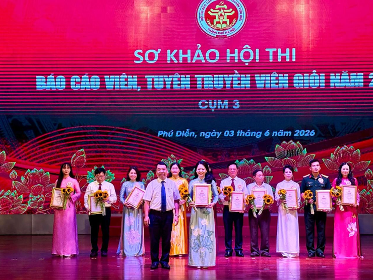 Đại diện phường Tây Hồ xuất sắc giành giải Nhất tại Hội thi Báo cáo viên giỏi TP. Hà Nội cụm thi số 3- Ảnh 1.