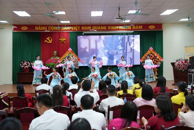 Bế giảng lớp Trung cấp Lý luận chính trị K.35A-24: Lan tỏa tinh thần học tập, nâng cao bản lĩnh chính trị cho đội ngũ cán bộ cơ sở- Ảnh 5.