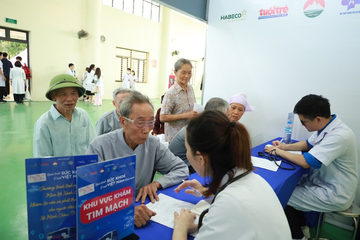 Người dân xã đảo Minh Châu được Thành phố hỗ trợ 100% mức đóng bảo hiểm y tế.- Ảnh 1.