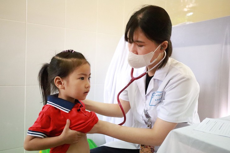 Người dân xã đảo Minh Châu được Thành phố hỗ trợ 100% mức đóng bảo hiểm y tế.- Ảnh 2.