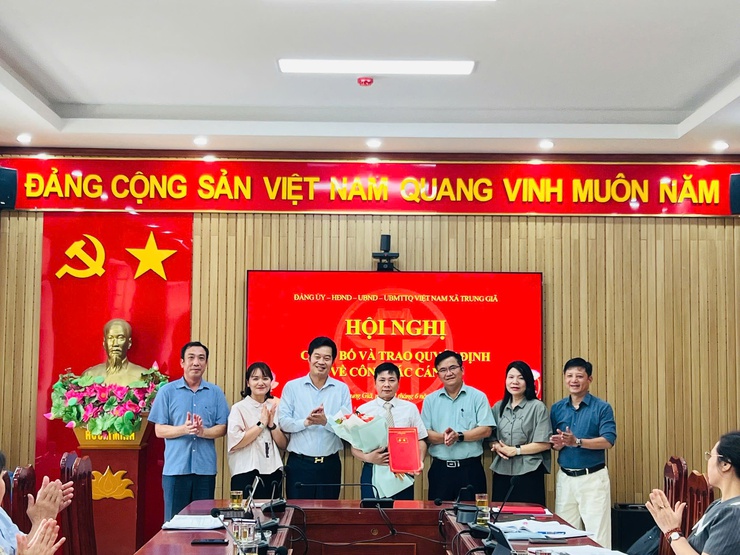 XÃ TRUNG GIÃ: CÔNG BỐ VÀ TRAO QUYẾT ĐỊNH VỀ CÔNG TÁC CÁN BỘ ĐỐI VỚI NGÀNH GIÁO DỤC- Ảnh 1.