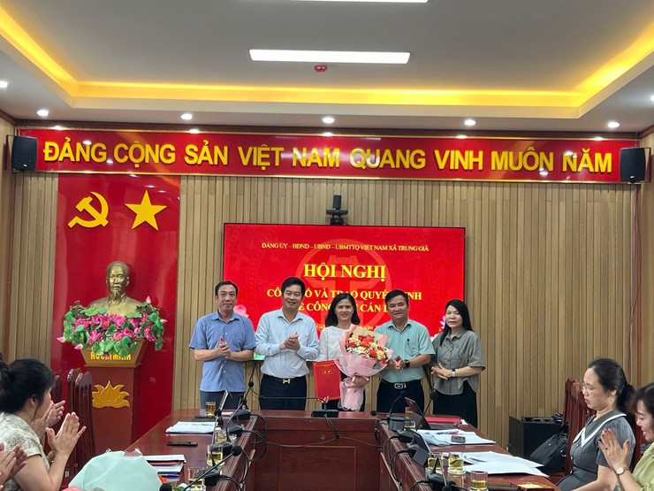 XÃ TRUNG GIÃ: CÔNG BỐ VÀ TRAO QUYẾT ĐỊNH VỀ CÔNG TÁC CÁN BỘ ĐỐI VỚI NGÀNH GIÁO DỤC- Ảnh 2.