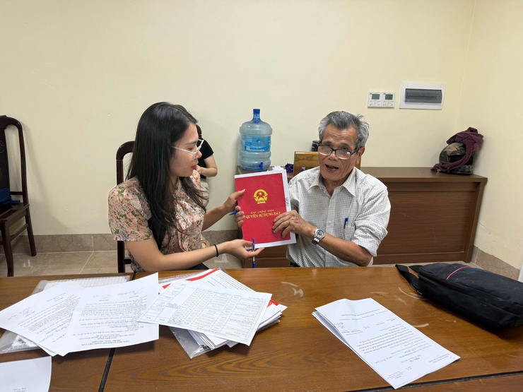 THẠCH THẤT CHI TRẢ TIỀN THƯỞNG TIẾN ĐỘ BÀN GIAO MẶT BẰNG VÀ TRAO GIẤY CHỨNG NHẬN QUYỀN SỬ DỤNG ĐẤT SAU CHỈNH LÝ- Ảnh 2.