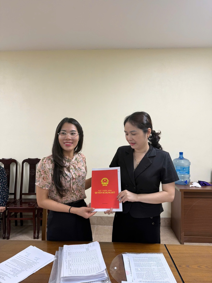THẠCH THẤT CHI TRẢ TIỀN THƯỞNG TIẾN ĐỘ BÀN GIAO MẶT BẰNG VÀ TRAO GIẤY CHỨNG NHẬN QUYỀN SỬ DỤNG ĐẤT SAU CHỈNH LÝ- Ảnh 1.