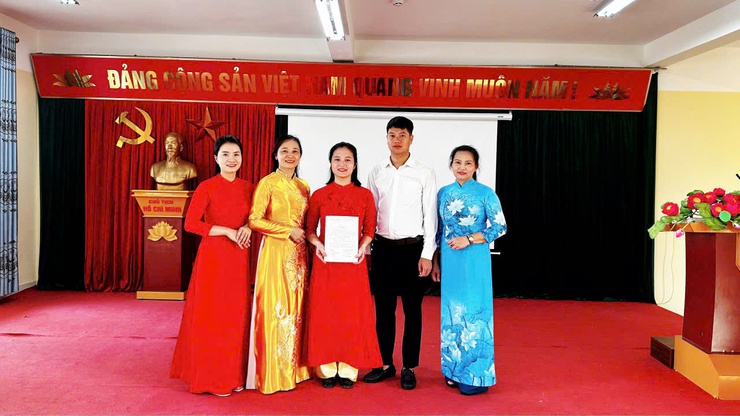 Chi bộ Trường Mầm non Lam Điền tổ chức Lễ kết nạp đảng viên mới- Ảnh 1.