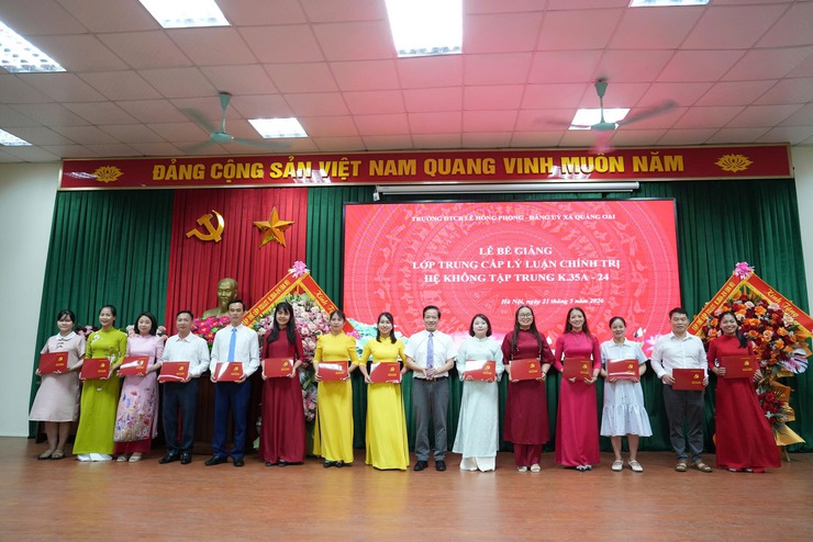 Bế giảng lớp Trung cấp Lý luận chính trị K.35A-24: Lan tỏa tinh thần học tập, nâng cao bản lĩnh chính trị cho đội ngũ cán bộ cơ sở- Ảnh 9.