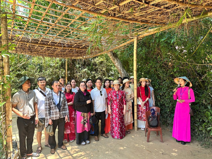 HÀNH TRÌNH VỀ NGUỒN, TIẾP LỬA TRUYỀN THỐNG,  GẮN KẾT TÌNH ĐỒNG NGHIỆP CỦA HAI TRƯỜNG TIỂU HỌC HỢP THANH B VÀ TRƯỜNG THCS HỢP THANH ( XÃ MỸ ĐỨC = TP HÀ NỘI)- Ảnh 12.