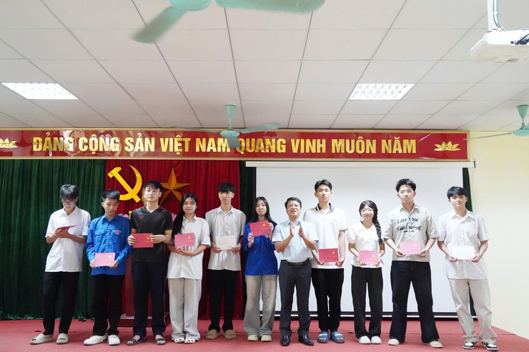 Bế giảng lớp Bồi dưỡng nhận thức về Đảng cho học sinh THPT năm 2026- Ảnh 2.