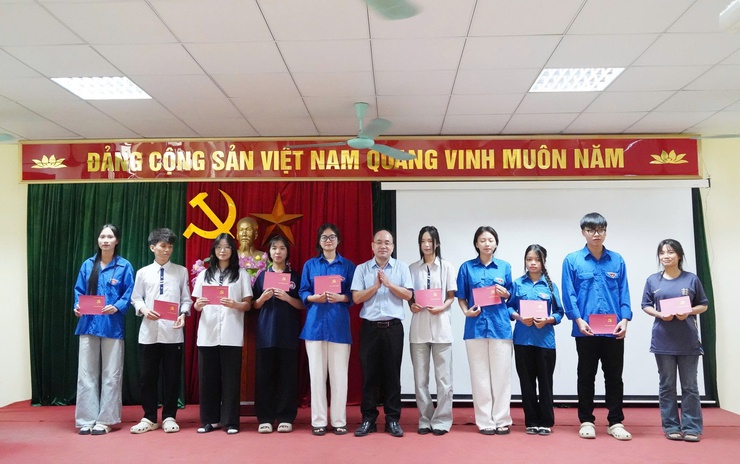 Bế giảng lớp Bồi dưỡng nhận thức về Đảng cho học sinh THPT năm 2026- Ảnh 1.