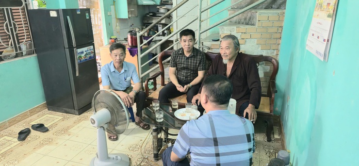 MTTQ phường Long Biên tuyên truyền, vận động hộ gia đình ông Nguyễn Ngọc Quang thực hiện bàn giao mặt bằng tại dự án xây dựng tuyến đường 13,5m- Ảnh 1.