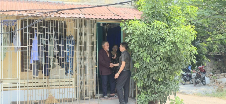 MTTQ phường Long Biên tuyên truyền, vận động hộ gia đình ông Nguyễn Ngọc Quang thực hiện bàn giao mặt bằng tại dự án xây dựng tuyến đường 13,5m- Ảnh 2.