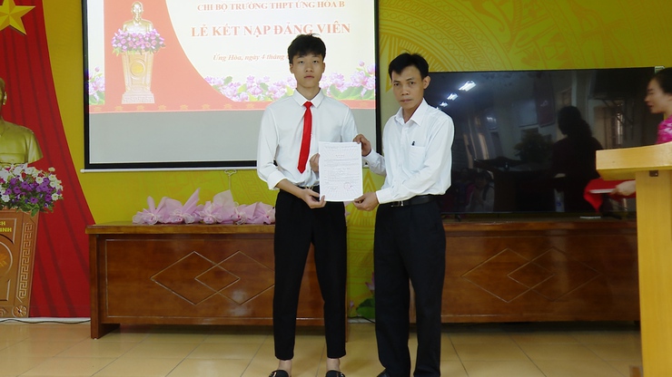07 HỌC SINH TRƯỜNG THPT ỨNG HÒA B VINH DỰ ĐƯỢC ĐỨNG TRONG HÀNG NGŨ CỦA ĐẢNG.- Ảnh 6.