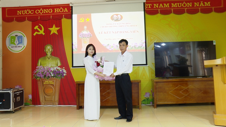 07 HỌC SINH TRƯỜNG THPT ỨNG HÒA B VINH DỰ ĐƯỢC ĐỨNG TRONG HÀNG NGŨ CỦA ĐẢNG.- Ảnh 5.