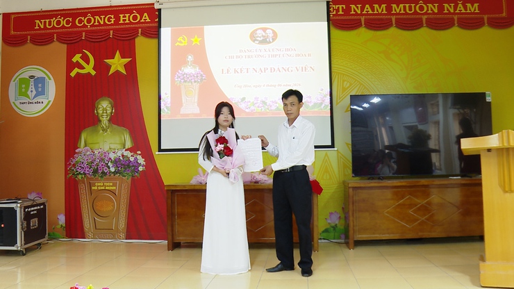 07 HỌC SINH TRƯỜNG THPT ỨNG HÒA B VINH DỰ ĐƯỢC ĐỨNG TRONG HÀNG NGŨ CỦA ĐẢNG.- Ảnh 4.