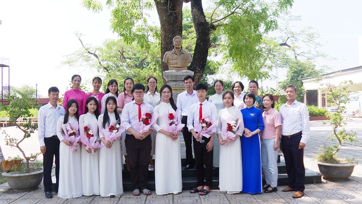 07 HỌC SINH TRƯỜNG THPT ỨNG HÒA B VINH DỰ ĐƯỢC ĐỨNG TRONG HÀNG NGŨ CỦA ĐẢNG.- Ảnh 13.