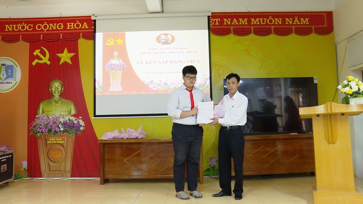 07 HỌC SINH TRƯỜNG THPT ỨNG HÒA B VINH DỰ ĐƯỢC ĐỨNG TRONG HÀNG NGŨ CỦA ĐẢNG.- Ảnh 3.