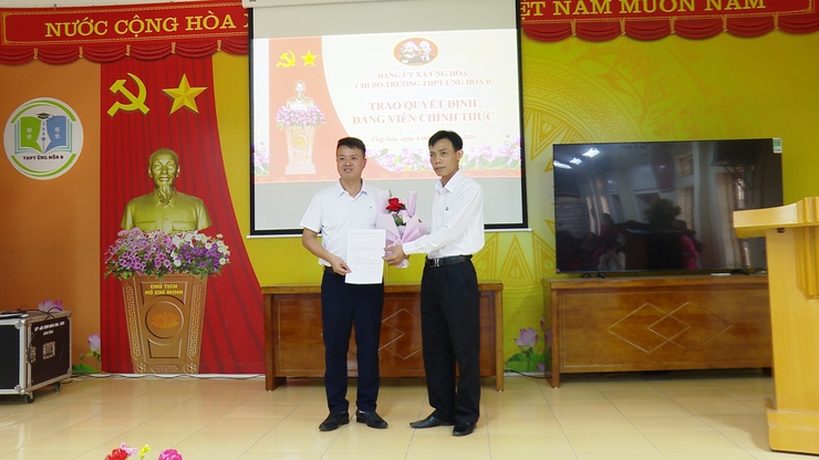 07 HỌC SINH TRƯỜNG THPT ỨNG HÒA B VINH DỰ ĐƯỢC ĐỨNG TRONG HÀNG NGŨ CỦA ĐẢNG.- Ảnh 10.
