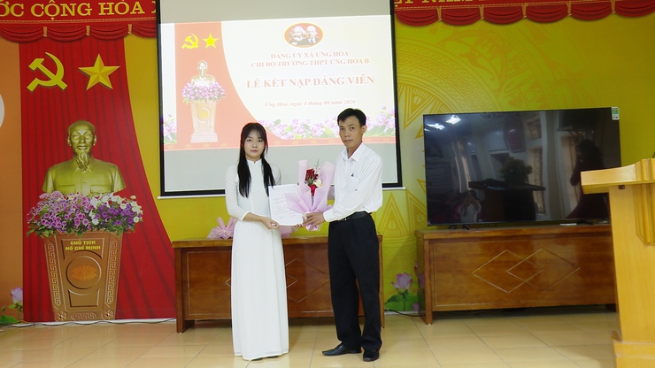07 HỌC SINH TRƯỜNG THPT ỨNG HÒA B VINH DỰ ĐƯỢC ĐỨNG TRONG HÀNG NGŨ CỦA ĐẢNG.- Ảnh 9.