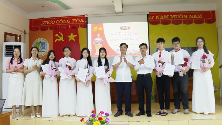 07 HỌC SINH TRƯỜNG THPT ỨNG HÒA B VINH DỰ ĐƯỢC ĐỨNG TRONG HÀNG NGŨ CỦA ĐẢNG.- Ảnh 1.