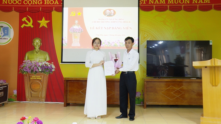 07 HỌC SINH TRƯỜNG THPT ỨNG HÒA B VINH DỰ ĐƯỢC ĐỨNG TRONG HÀNG NGŨ CỦA ĐẢNG.- Ảnh 8.