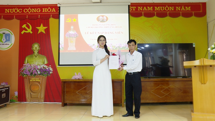 07 HỌC SINH TRƯỜNG THPT ỨNG HÒA B VINH DỰ ĐƯỢC ĐỨNG TRONG HÀNG NGŨ CỦA ĐẢNG.- Ảnh 7.