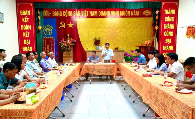 Đồng chí Nguyễn Minh Hồng – Bí thư Đảng ủy, Chủ tịch HĐND xã về dự sinh hoạt thường kỳ cùng Chi bộ Thôn Giếng, xã Tây Phương- Ảnh 1.