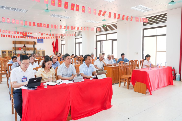 Đồng chí Phùng Văn Tài- Phó Bí thư Thường trực Đảng uỷ xã Quốc Oai dự sinh hoạt chi bộ tại thôn Phúc Đức- Ảnh 1.
