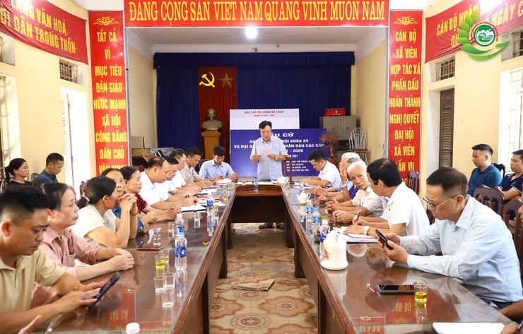 Đồng chí Phó Bí thư Thường trực Đảng ủy xã Phú Cát dự sinh hoạt Chi bộ thôn Hòa Trúc tháng 6/2026- Ảnh 1.