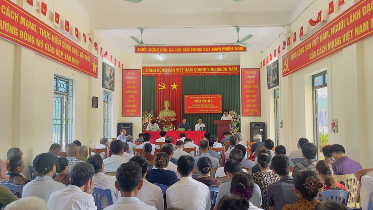 Đồng chí Bí thư Đảng ủy Trần Đức Hải tiếp xúc cử tri trước Kỳ họp thứ hai HĐND xã Hương Sơn khóa XXI- Ảnh 1.
