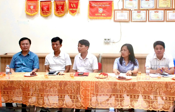 Đồng chí Nguyễn Minh Hồng – Bí thư Đảng ủy, Chủ tịch HĐND xã về dự sinh hoạt thường kỳ cùng Chi bộ Thôn Giếng, xã Tây Phương- Ảnh 2.