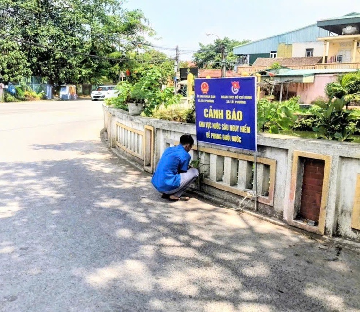 XÃ TÂY PHƯƠNG GẮN BIỂN CẢNH BÁO PHÒNG, CHỐNG ĐUỐI NƯỚC TẠI CÁC AO, HỒ TRÊN ĐỊA BÀN- Ảnh 2.