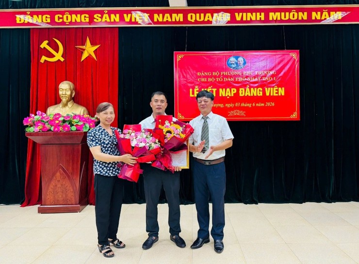 Chi bộ Tổ dân phố Nhật Tảo 1 tổ chức Lễ kết nạp đảng viên mới- Ảnh 2.