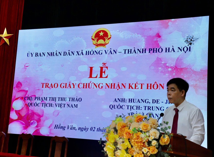 UBND xã Hồng Vân trang trọng tổ chức lễ trao giấy chứng nhận kết hôn cho 02 cặp đôi có yếu tố nước ngoài- Ảnh 4.
