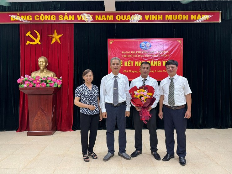 Chi bộ Tổ dân phố Nhật Tảo 1 tổ chức Lễ kết nạp đảng viên mới- Ảnh 4.