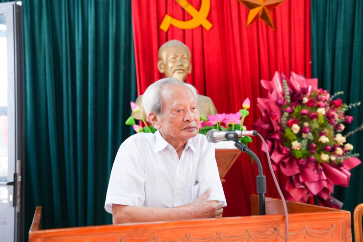 Đồng chí Phùng Văn Tài- Phó Bí thư Thường trực Đảng uỷ xã Quốc Oai dự sinh hoạt chi bộ tại thôn Phúc Đức- Ảnh 5.
