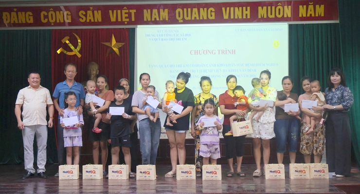 Trao yêu thương - Gửi niềm tin tới những bệnh nhi khó khăn tại Bệnh viện Đa khoa Vân Đình- Ảnh 1.