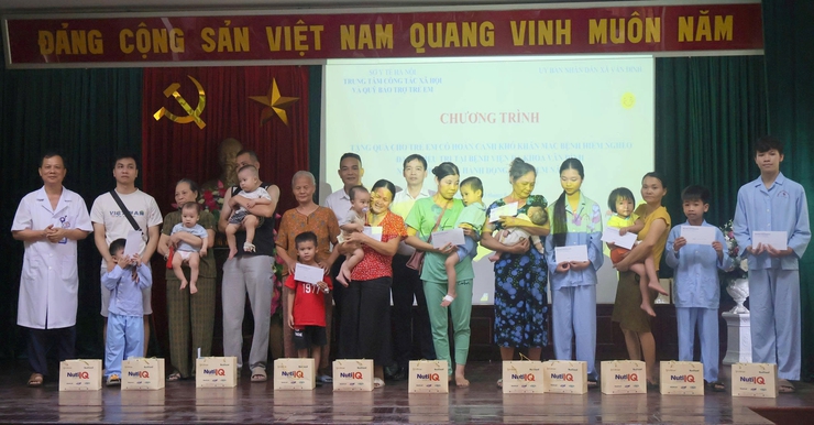 Trao yêu thương - Gửi niềm tin tới những bệnh nhi khó khăn tại Bệnh viện Đa khoa Vân Đình- Ảnh 2.