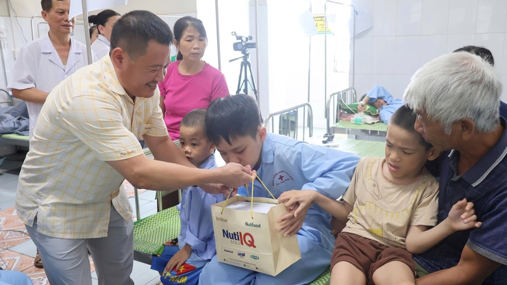 Trao yêu thương - Gửi niềm tin tới những bệnh nhi khó khăn tại Bệnh viện Đa khoa Vân Đình- Ảnh 3.