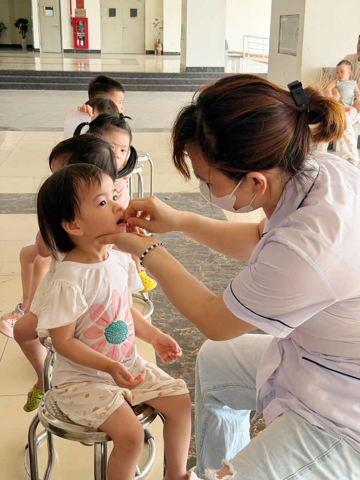 Trên 99,8% trẻ em trên địa bàn phường Yên Nghĩa được bổ sung VitaminA đượt 1 năm 2026- Ảnh 2.
