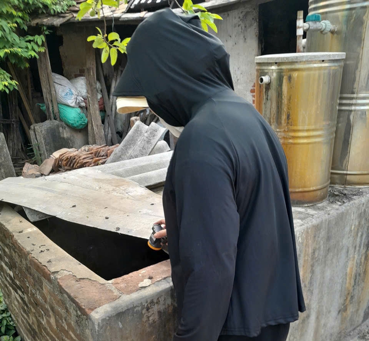 DÂN HÒA TIẾP TỤC RA QUÂN DẬP DỊCH SXH: "ĐI TỪNG NGÕ, GÕ TỪNG NHÀ" XỬ LÝ BỌ GẬY TẠI THÔN TẢO DƯƠNG- Ảnh 3.
