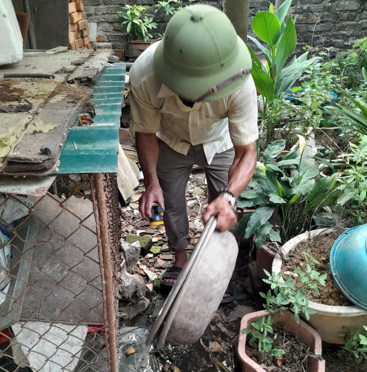 DÂN HÒA TIẾP TỤC RA QUÂN DẬP DỊCH SXH: "ĐI TỪNG NGÕ, GÕ TỪNG NHÀ" XỬ LÝ BỌ GẬY TẠI THÔN TẢO DƯƠNG- Ảnh 2.