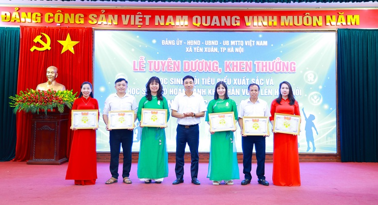 Xã Yên Xuân tổ chức Lễ tuyên dương, khen thưởng học sinh tiêu biểu xuất sắc và học sinh có hoàn cảnh khó khăn vươn lên học giỏi năm học 2025 - 2026- Ảnh 5.