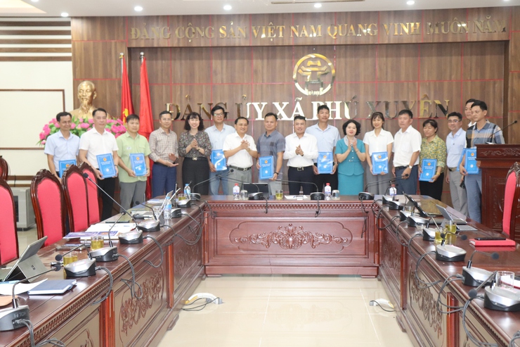 Xã Phú Xuyên trao quyết định biệt phái công chức, viên chức phục vụ công tác giải phóng mặt bằng dự án trọng điểm
- Ảnh 2.