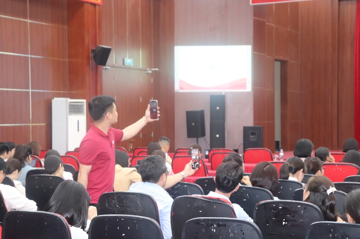 Xã Phú Xuyên tập huấn nâng cao năng lực, kỹ năng số và ứng dụng trí tuệ nhân tạo trong thực thi công vụ- Ảnh 5.