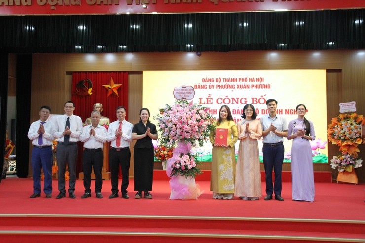 Đảng ủy phường Xuân Phương công bố, ra mắt Đảng bộ Doanh nghiệp phường- Ảnh 2.