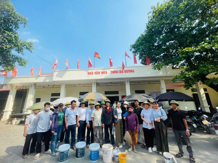 DÂN HÒA TIẾP TỤC RA QUÂN DẬP DỊCH SXH: "ĐI TỪNG NGÕ, GÕ TỪNG NHÀ" XỬ LÝ BỌ GẬY TẠI THÔN TẢO DƯƠNG- Ảnh 1.